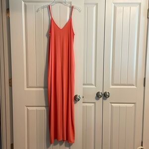 Maxi dress with adjustable spaghetti straps and pockets.